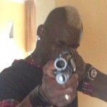 Balotelli-fucile.jpg