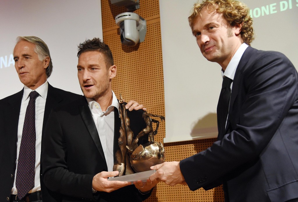 Calcio: Totti "riportiamo bimbi a stadio,i miei hanno paura"