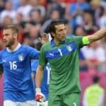 Italian midfielder Daniele De Rossi (L)