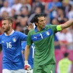 Italian midfielder Daniele De Rossi (L)