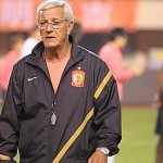Marcello Lippi sul campo del Guangzhou Evergrande FC