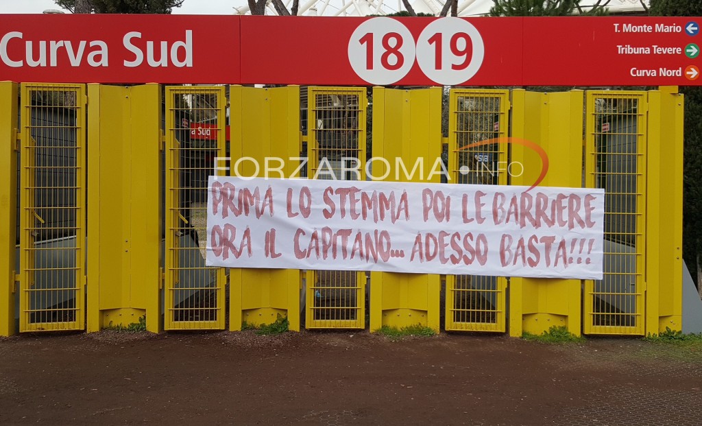 striscione totti curva sud olimpico
