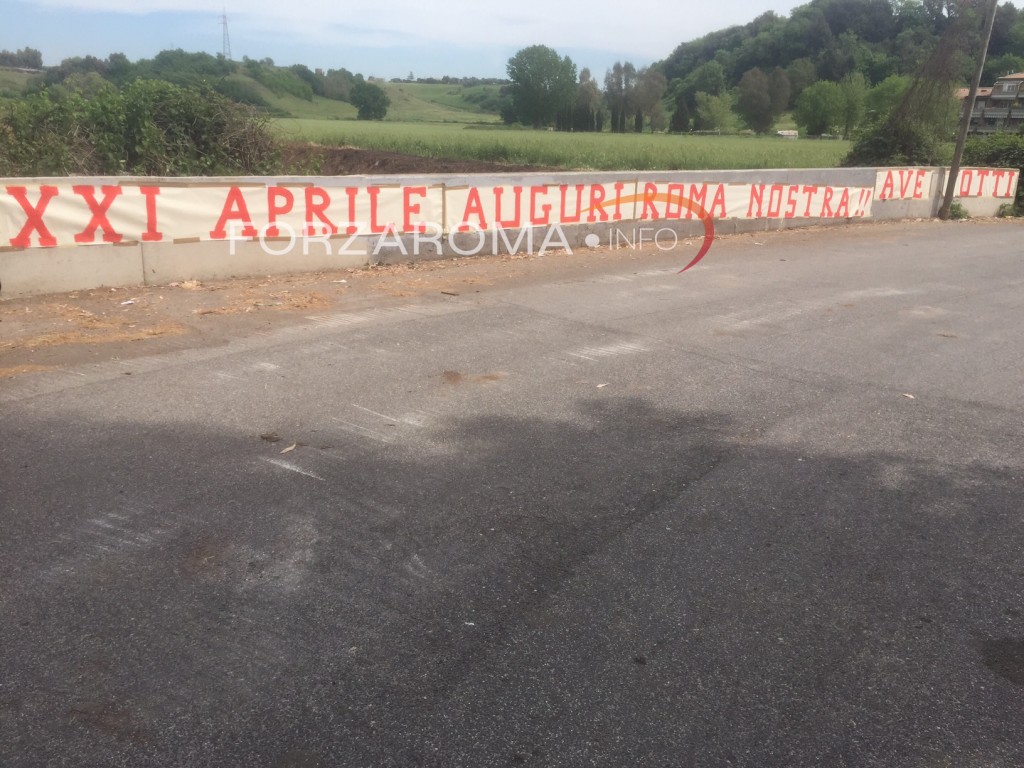 Striscione Trigoria Natale Roma Totti