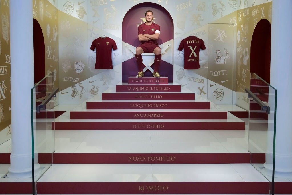 Francesco Totti Visits Nike Store