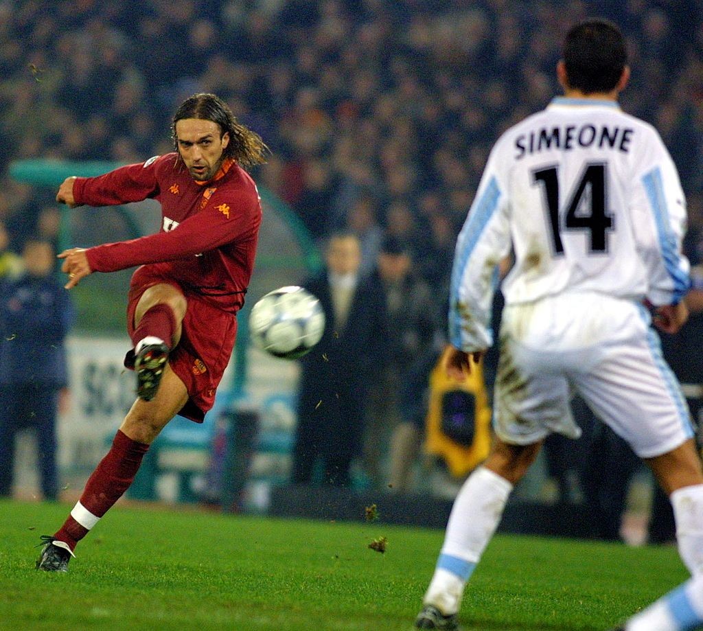 AS Roma' striker argentinian Gabriel Batistuta (L)
