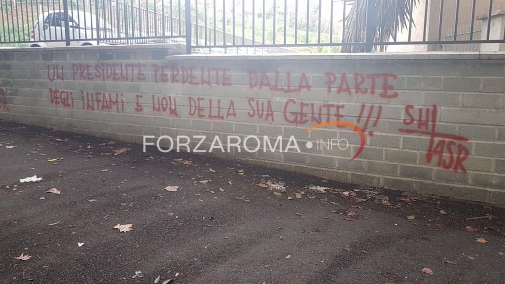 striscioni contro pallotta 03
