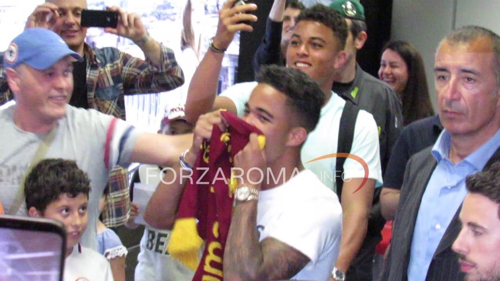 bacio maglia kluivert fiumicino
