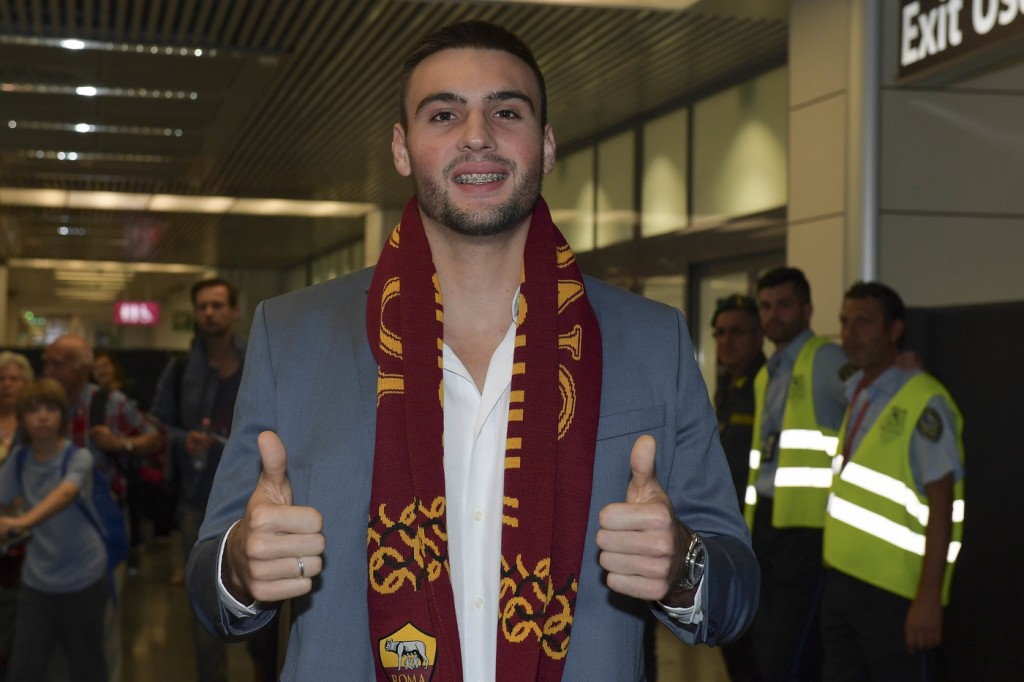 AS Roma, il portiere brasiliano Daniel Fuzato è atterrato all'aeroporto di FIumicino