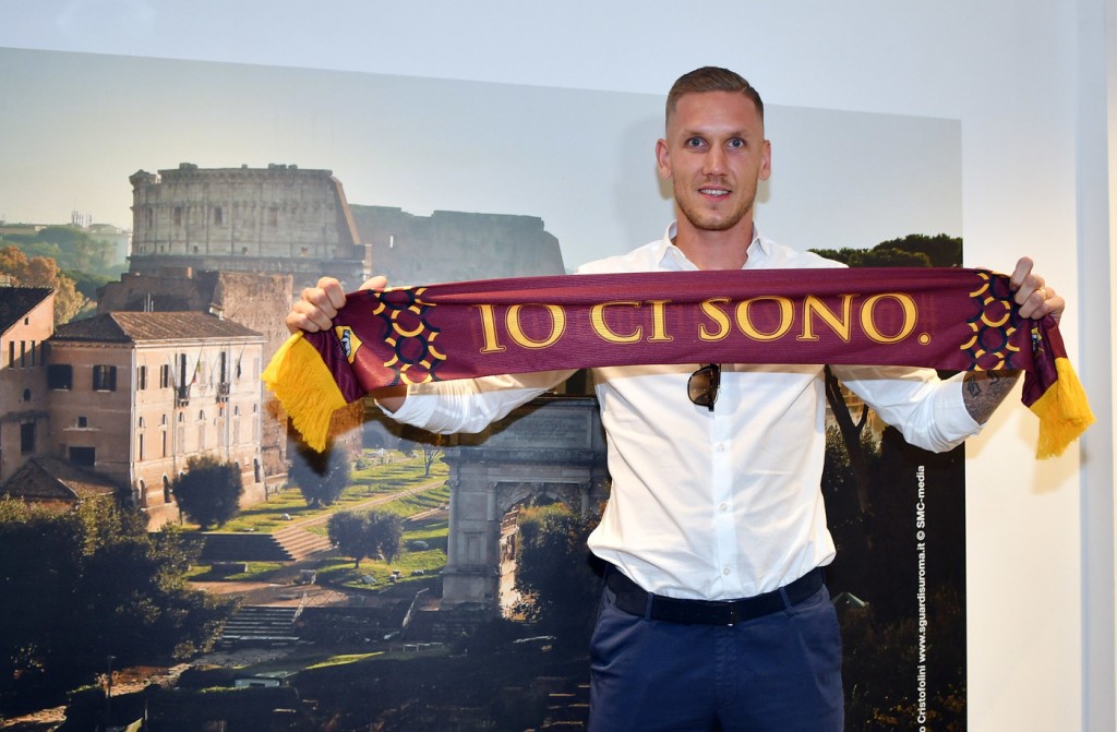AS Roma, il nuovo portiere Robin Olsen arriva all'aeroporto di Ciampino
