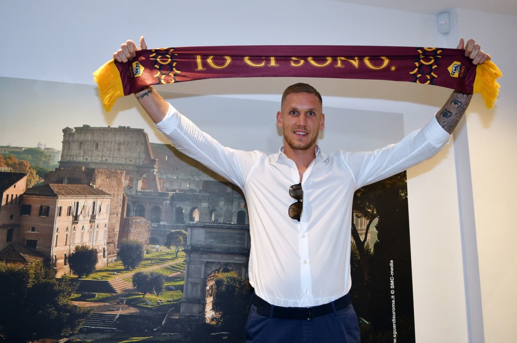 AS Roma, il nuovo portiere Robin Olsen arriva all'aeroporto di Ciampino