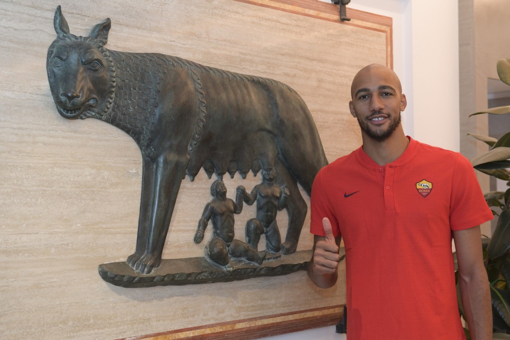 Nzonzi AS Roma, il nuovo giocatore Steven N'Zonzi arriva a Trigoria