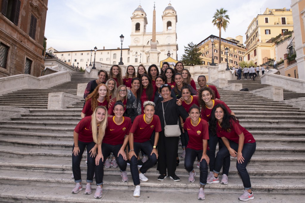 La Roma presenta la squadra femminile,giocatrici sfilano a Trinità dei MontiLa Roma presenta la squadra femminile,giocatrici sfilano a Trinità dei Monti
