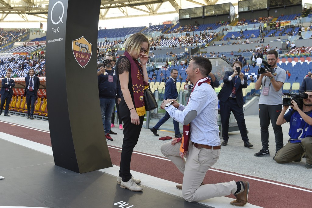 Proposta di matrimonio allo Stadio Olimpico nel pre gara di Roma vs Spal
