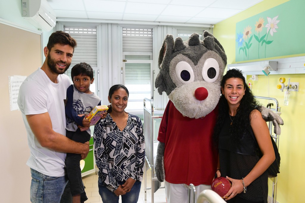 Federico Fazio e Eleonora Cunsolo in visita al reparto pediatrico dell’ospedale Sant'Eugenio di RomaFederico Fazio e Eleonora Cunsolo in visita al reparto pediatrico dell’ospedale Sant'Eugenio di Roma
