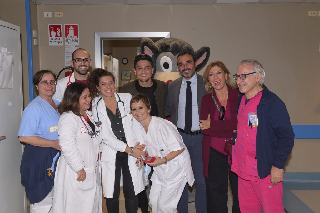 Cengiz Under visita il reparto pediatrico dell’Ospedale San Camillo di RomaCengiz Under visita il reparto pediatrico dell’Ospedale San Camillo di Roma