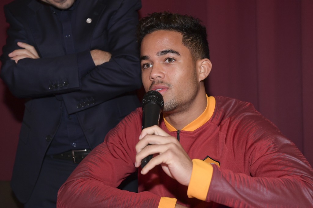 A scuola di tifo": Kluivert e Luca Pellegrini con i piccoli tifosi"A scuola di tifo": Kluivert e Luca Pellegrini con i piccoli tifosi