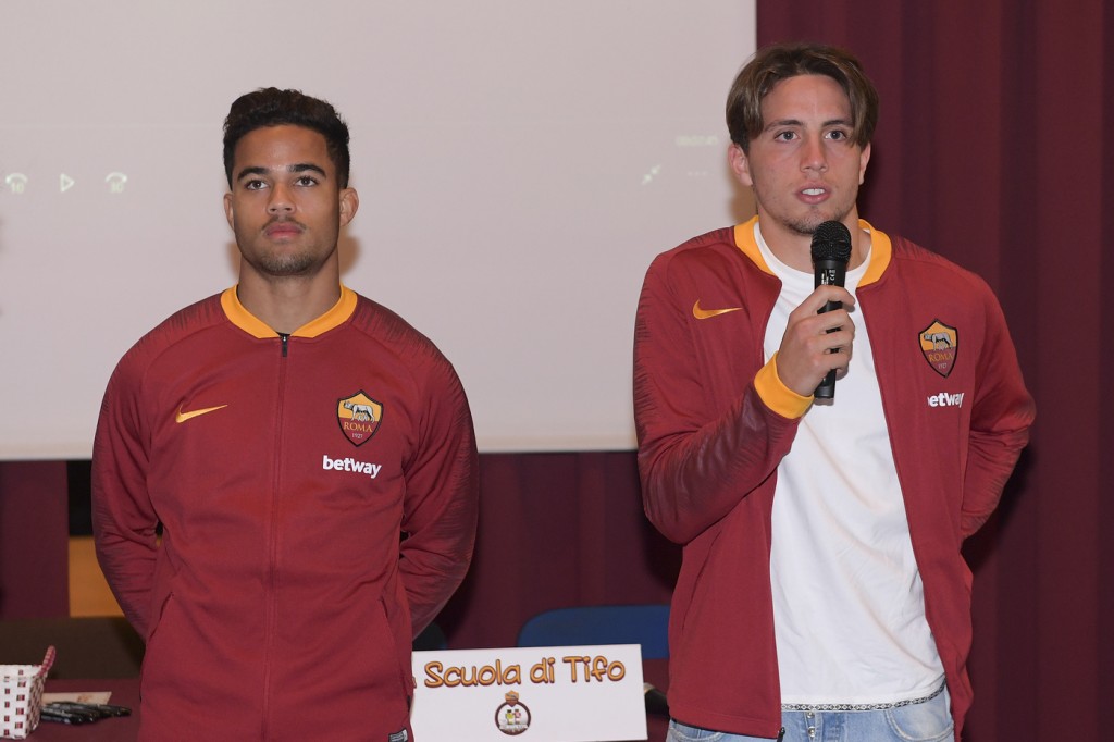"A scuola di tifo": Kluivert e Luca Pellegrini con i piccoli tifosi"A scuola di tifo": Kluivert e Luca Pellegrini con i piccoli tifosi