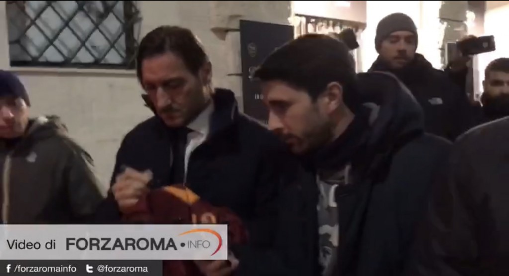 totti_de_rossi_cena_natale_frame_video