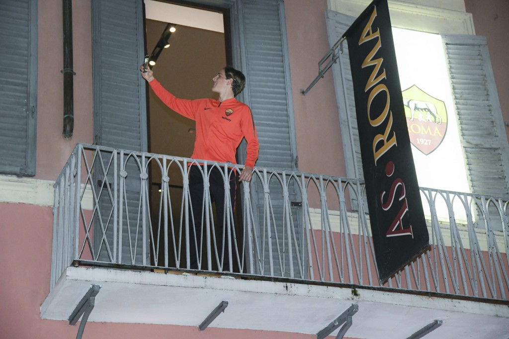 AS Roma, Nicolò Zaniolo incontra i tifosi all'AS Roma Store Down TownAS Roma, Nicolò Zaniolo incontra i tifosi all'AS Roma Store Down Town