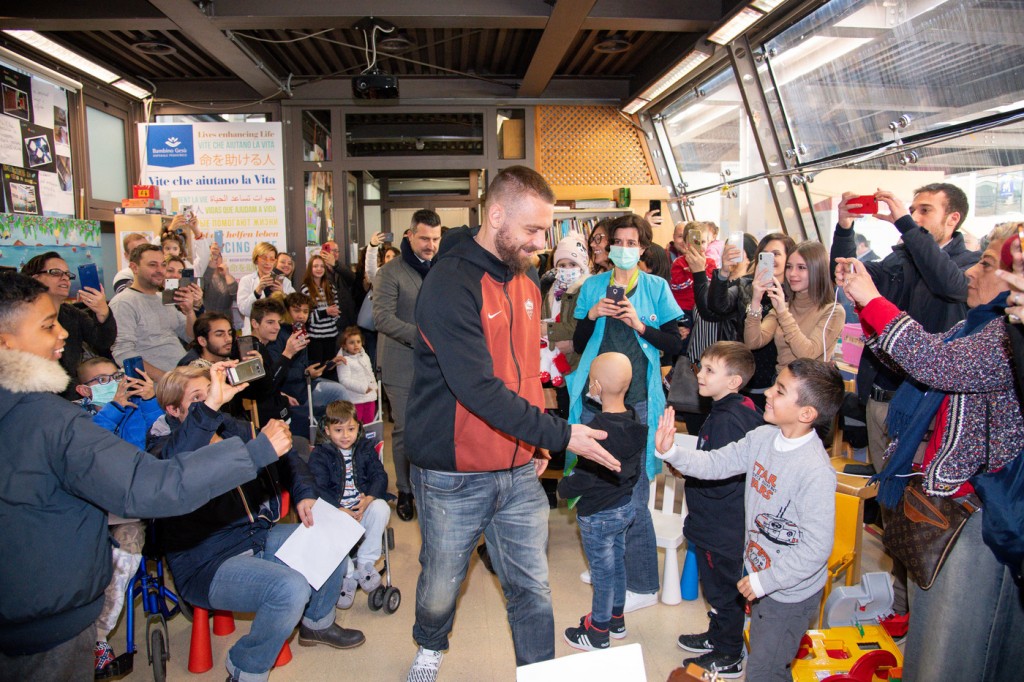 AS Roma, De Rossi in visita all'ospedale Bambino GesùAS Roma, De Rossi in visita all'ospedale Bambino Gesù