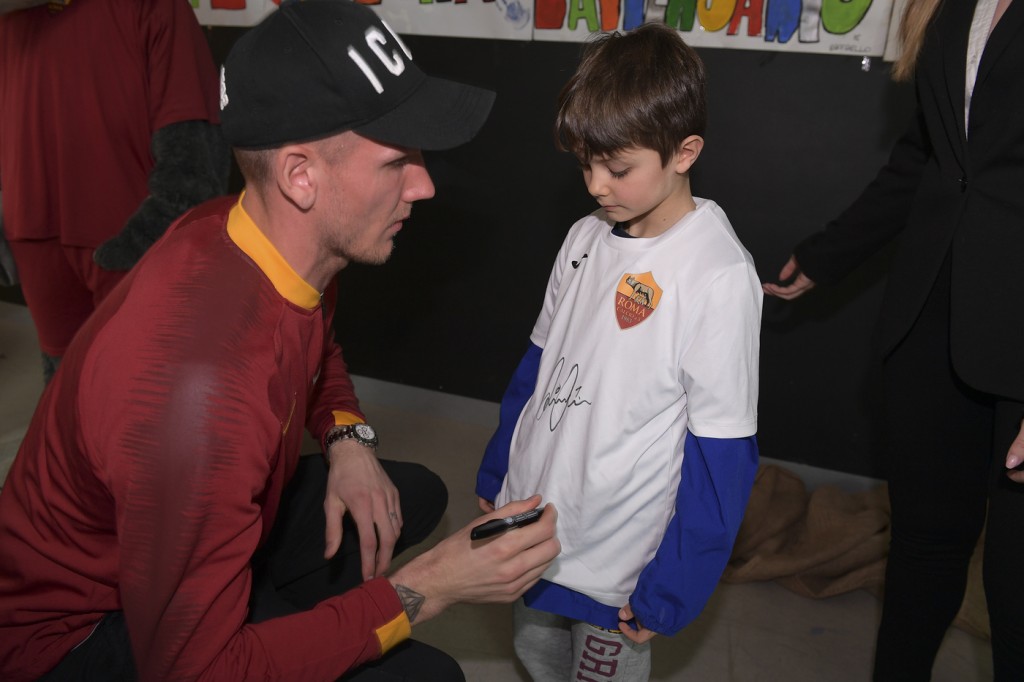 AS Roma, Robin Olsen in visita all’Istituto Comprensivo Raffaello di RomaAS Roma, Robin Olsen in visita all’Istituto Comprensivo Raffaello di Roma