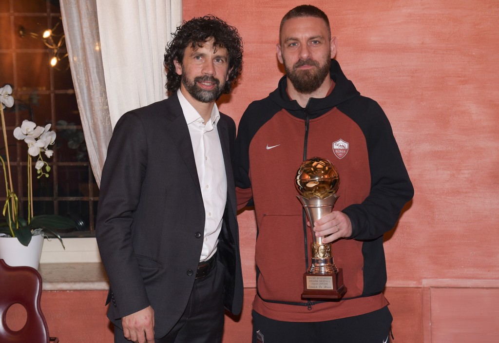 Fabio Capello consegna a Daniele De Rossi il Premio Giacomo Bulgarelli con tommasi