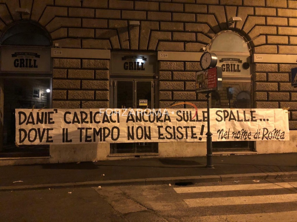 De Rossi striscione