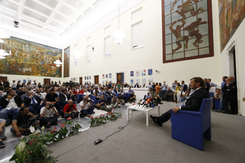 Francesco Totti si dimette dalla AS Roma, conferenza stampa nel salone d'onore del CONI