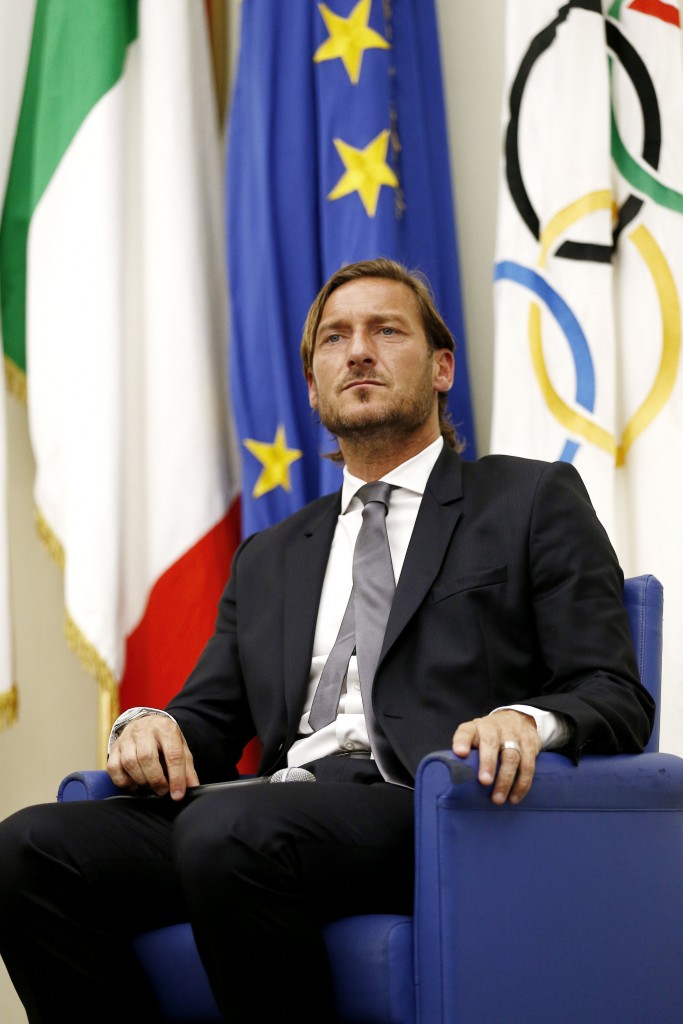 Francesco Totti si dimette dalla AS Roma, conferenza stampa nel salone d'onore del CONI
