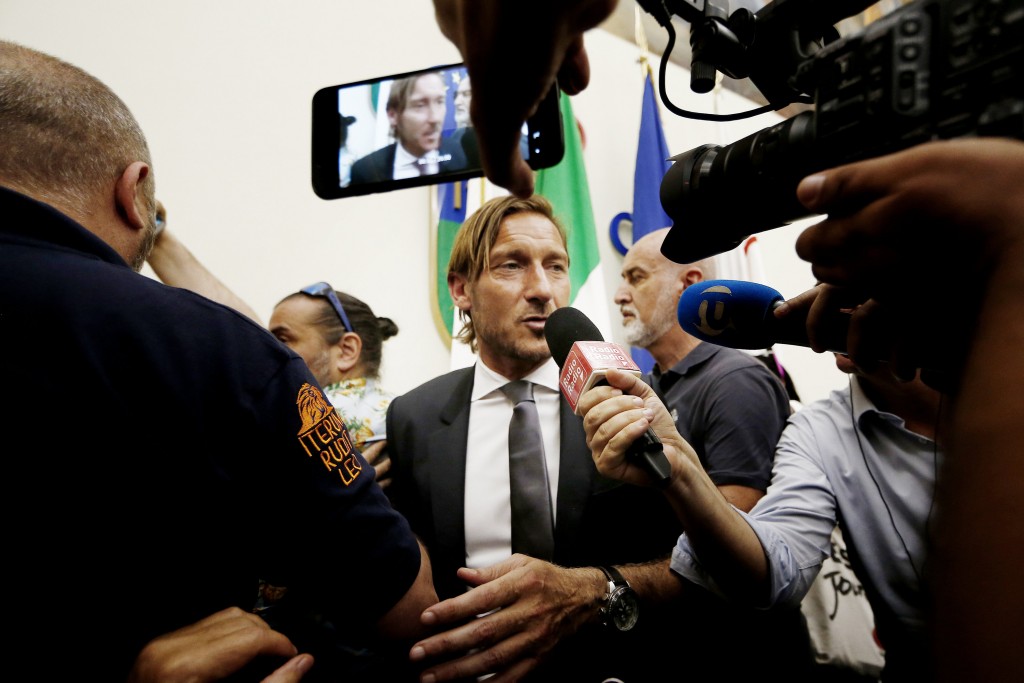 Francesco Totti si dimette dalla AS Roma, conferenza stampa nel salone d'onore del CONI