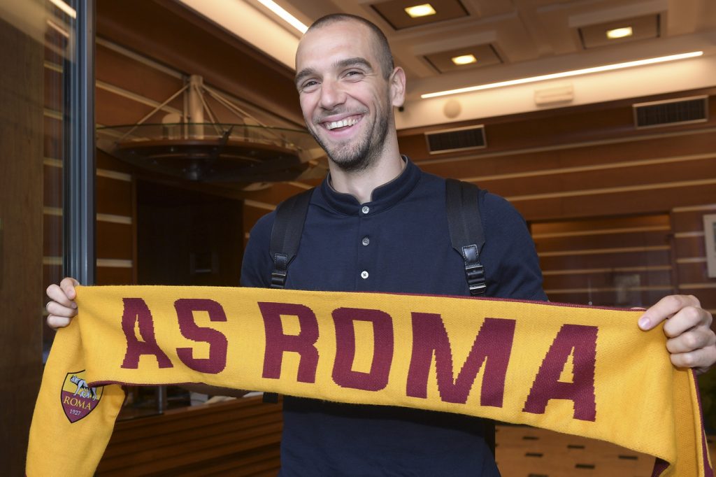 AS Roma, l'arrivo di Pau Lopez all'aeroporto di Fiumicino