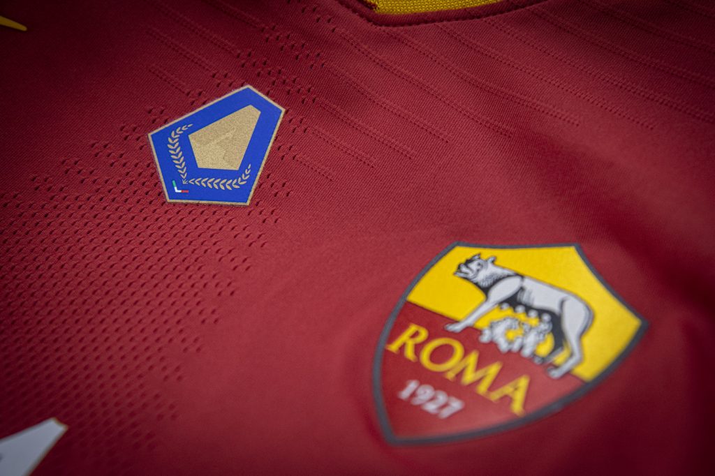 Roma vs Genoa, la maglia di Zaniolo con la patch di miglior giovane della passata stagione