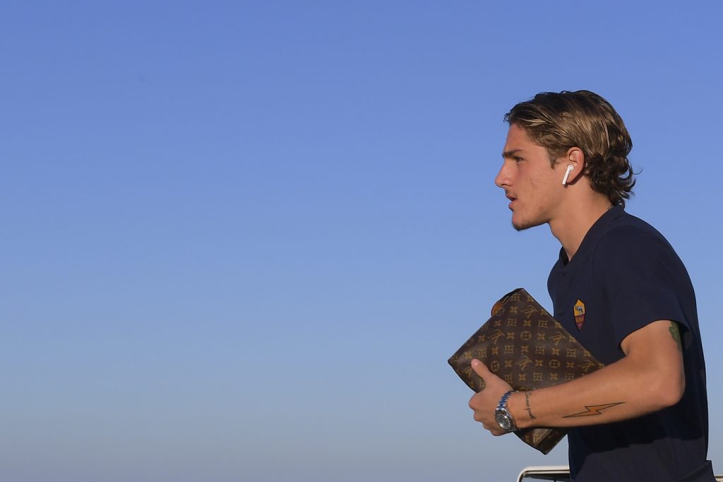 Zaniolo AS Roma, l'arrivo all'aeroporto di Brindisi