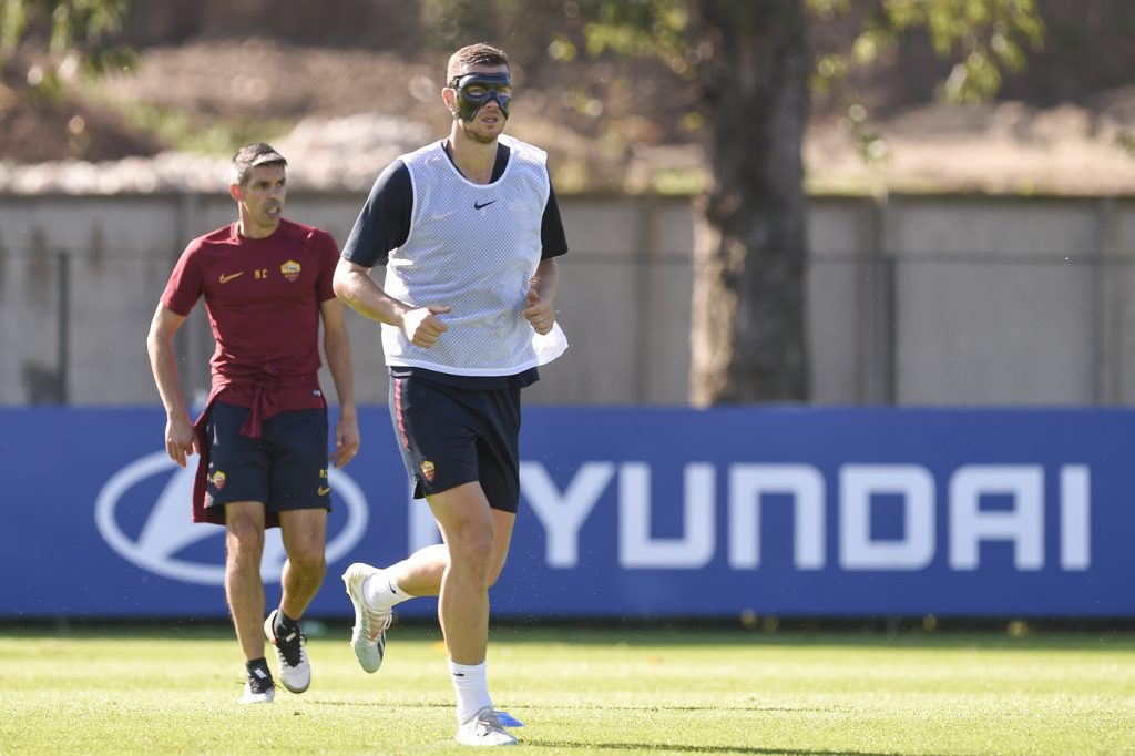 Dzeko maschera AS Roma, allenamento a Trigoria
