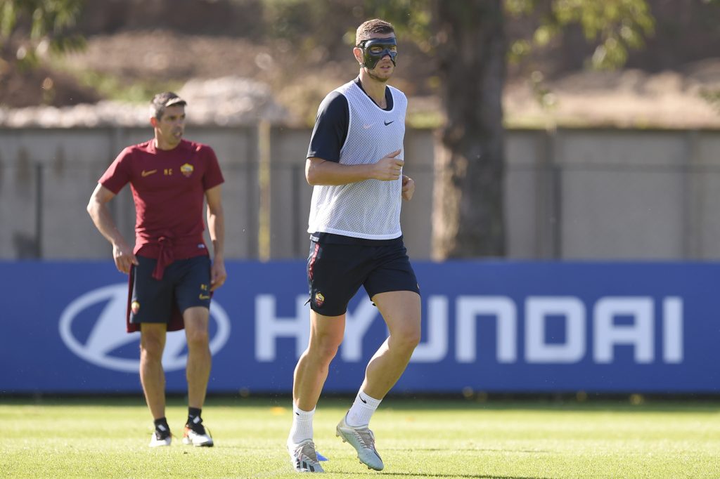 Dzeko maschera AS Roma, allenamento a Trigoria