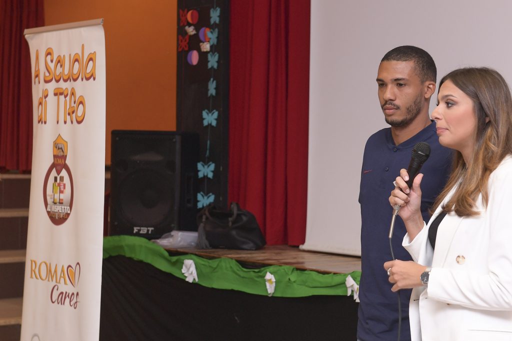 AS Roma Cares A Scuola di Tifo, Juan Jesus visita l’Istituto Complessivo Gramsci di RomaAS Roma Cares A Scuola di Tifo, Juan Jesus visita l’Istituto Complessivo Gramsci di Roma