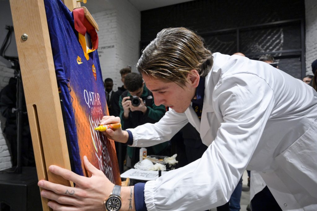 zaniolo AS Roma, evento al Nike Store di via del Corso