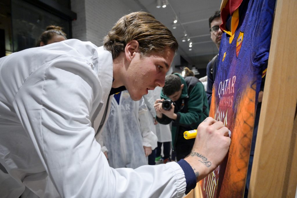 zaniolo AS Roma, evento al Nike Store di via del Corso