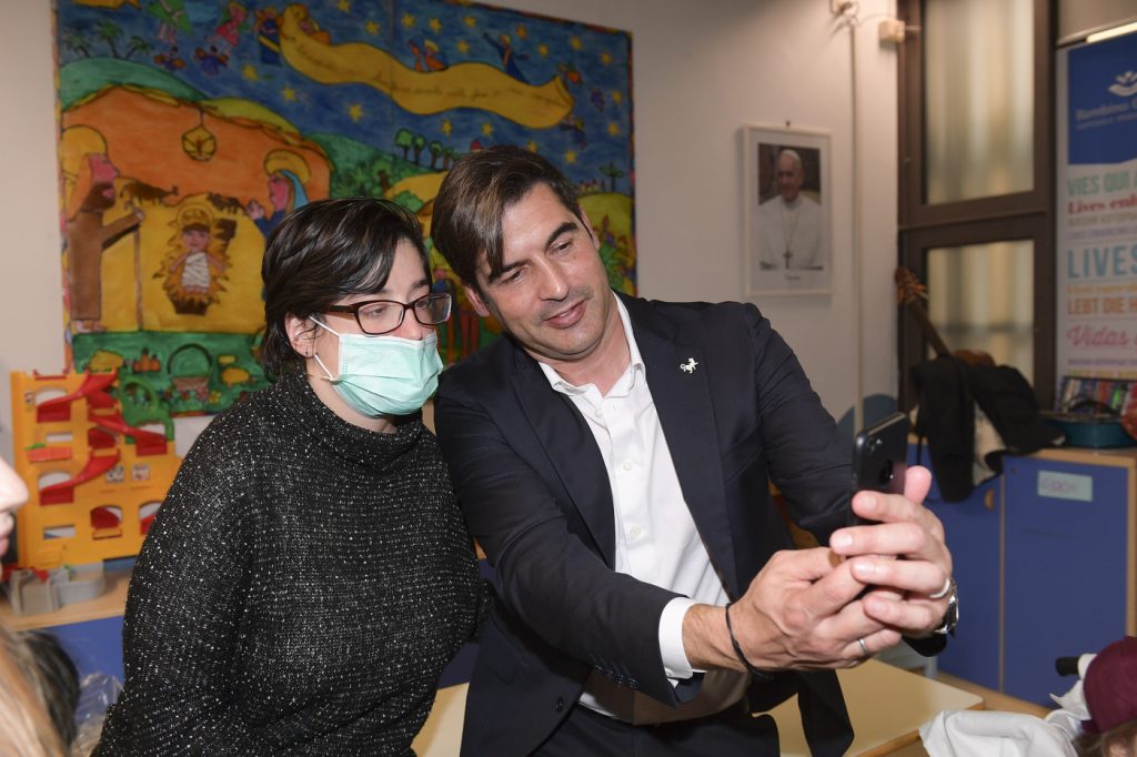 AS Roma Cares, Paulo Fonseca in visita all’ospedale pediatrico Bambino GesùAS Roma Cares, Paulo Fonseca in visita all’ospedale pediatrico Bambino Gesù