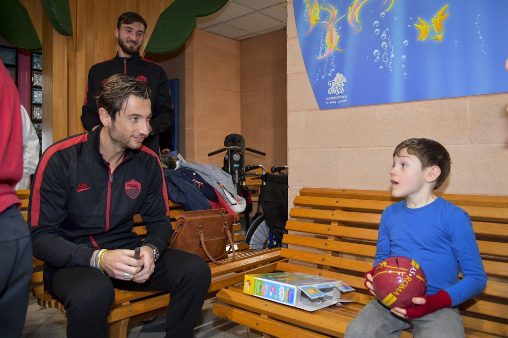 AS Roma, Mirante e Cristante in visita all'ospedale IRCCS San Raffaele