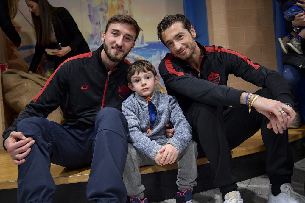 AS Roma, Mirante e Cristante in visita all'ospedale IRCCS San Raffaele