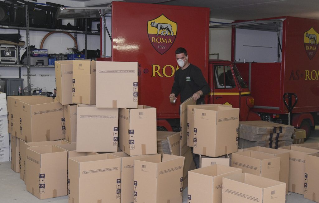 Coronavirus, AS Roma Cares prepara pacchi contenenti beni di prima necessità per gli abbonati della AS Roma over 75Coronavirus, AS Roma Cares prepara pacchi contenenti beni di prima necessità per gli abbonati della AS Roma over 75