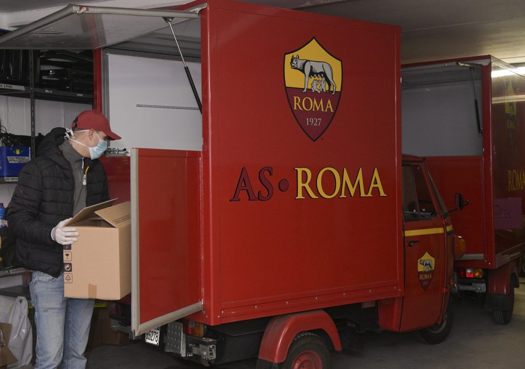 Coronavirus, AS Roma Cares prepara pacchi contenenti beni di prima necessità per gli abbonati della AS Roma over 75Coronavirus, AS Roma Cares prepara pacchi contenenti beni di prima necessità per gli abbonati della AS Roma over 75