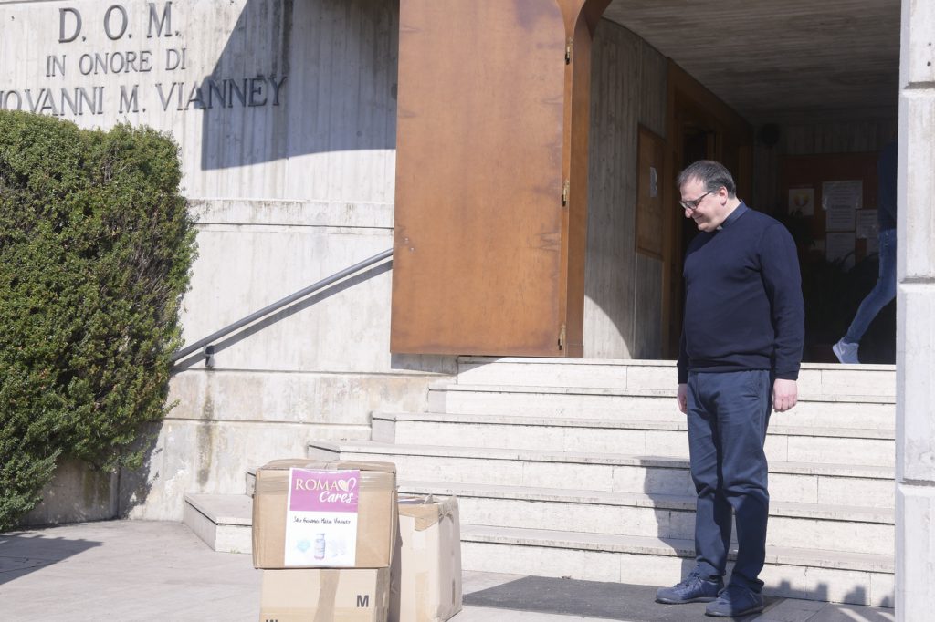 Consegna mascherine e amuchina alla Parrocchia San Giovanno Vianney di Roma