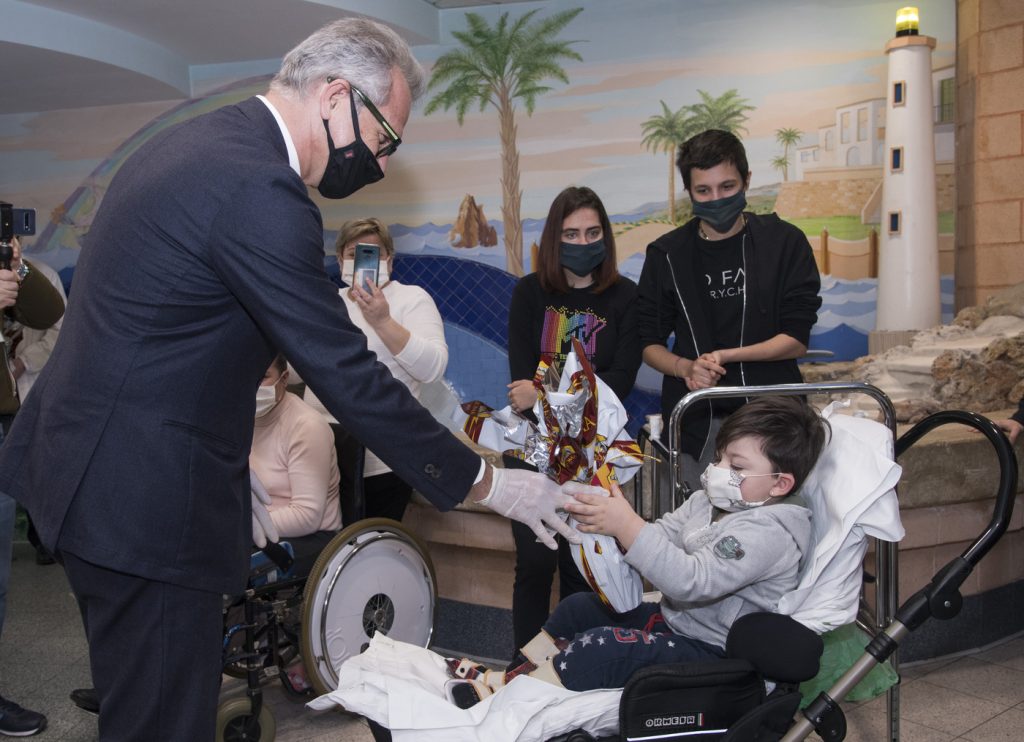 Guido Fienga consegna uova di Pasqua all’Ospedale San Raffaele di RomaGuido Fienga consegna uova di Pasqua all’Ospedale San Raffaele di Roma
