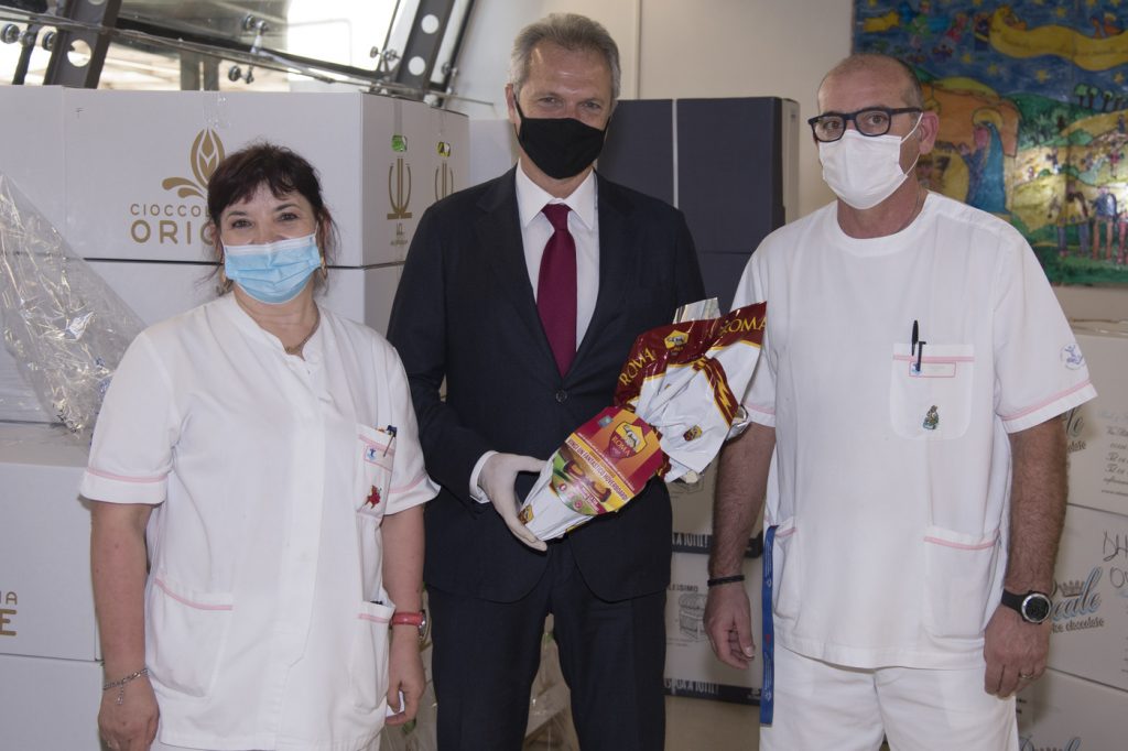 Guido Fienga consegna uova di Pasqua all’Ospedale San Raffaele di RomaGuido Fienga consegna uova di Pasqua all’Ospedale San Raffaele di Roma