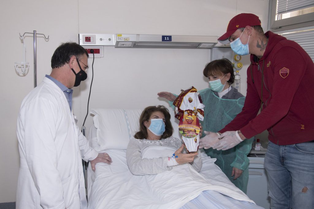 la roma consegna uova di Pasqua all’Ospedale Sant'Eugenio di RomaAnte Coric e Steven Nzonzi consegnano uova di Pasqua all’Ospedale Sant'Eugenio di Roma