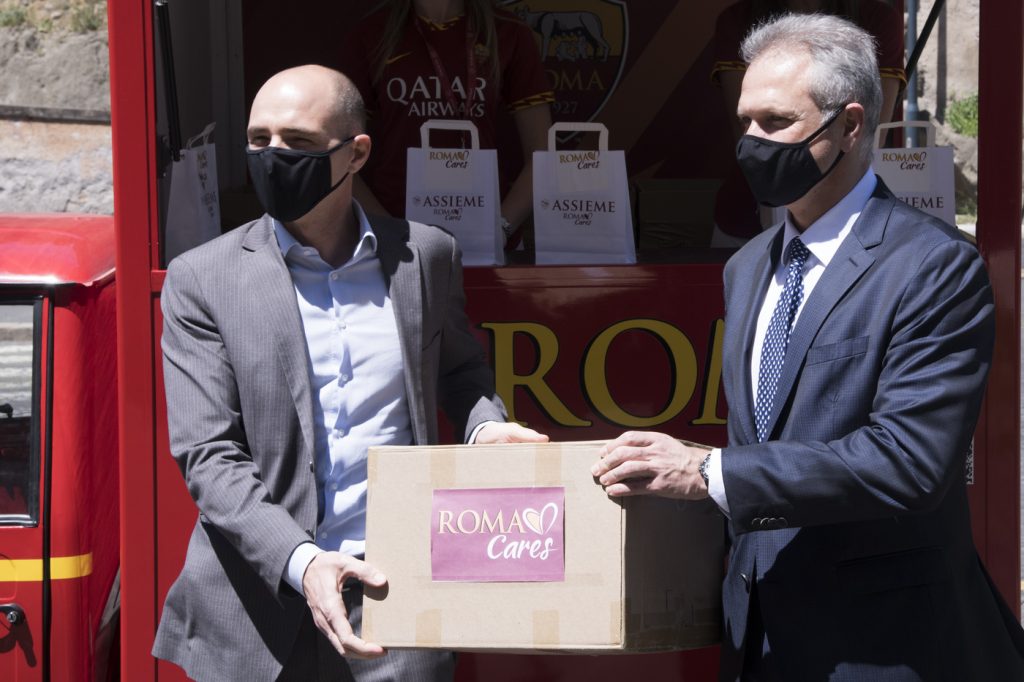 Raggi Frongia AS Roma Cares dona mascherine, guanti e disinfettante per le mani a Roma Capitale