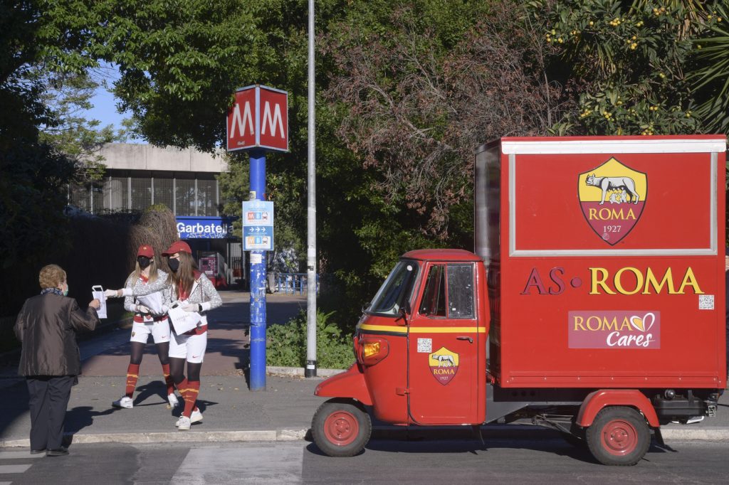 AS Roma Cares dona mascherine, guanti e disinfettante per le mani a Roma Capitale