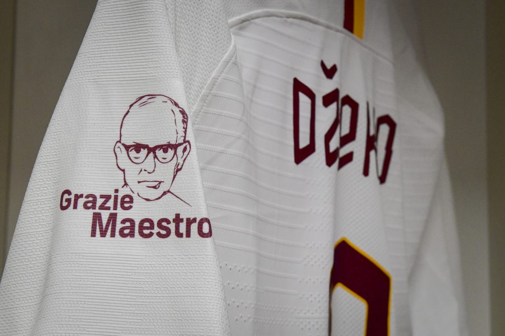 Roma vs Parma: L'AS Roma giocherà con maglia con dedica al Maestro Ennio MorriconeRoma vs Parma: L'AS Roma giocherà con maglia con dedica al Maestro Ennio Morricone